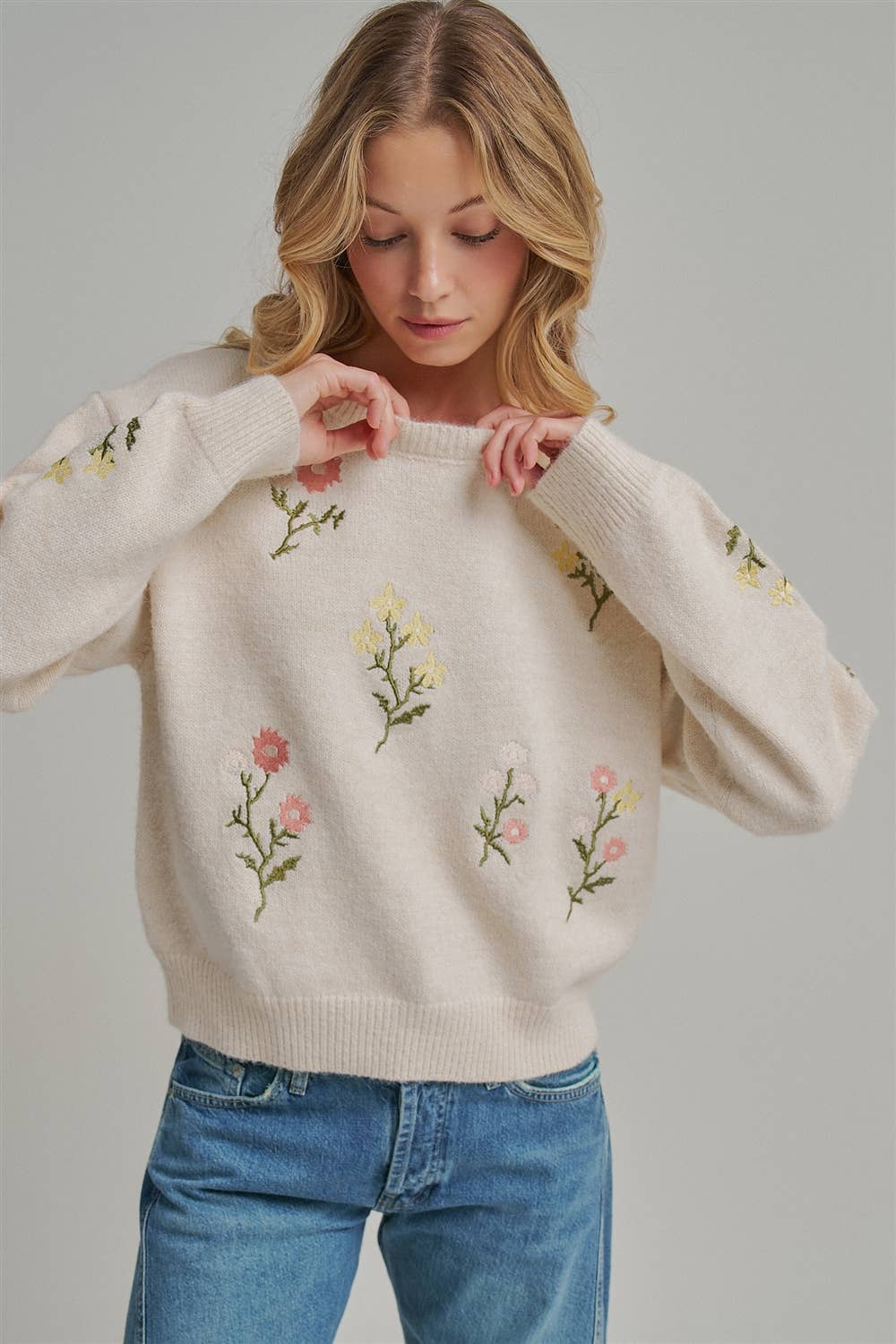 SCATTERED FLORAL EMBROIDERED SWEATER TOP_JLT00346-01