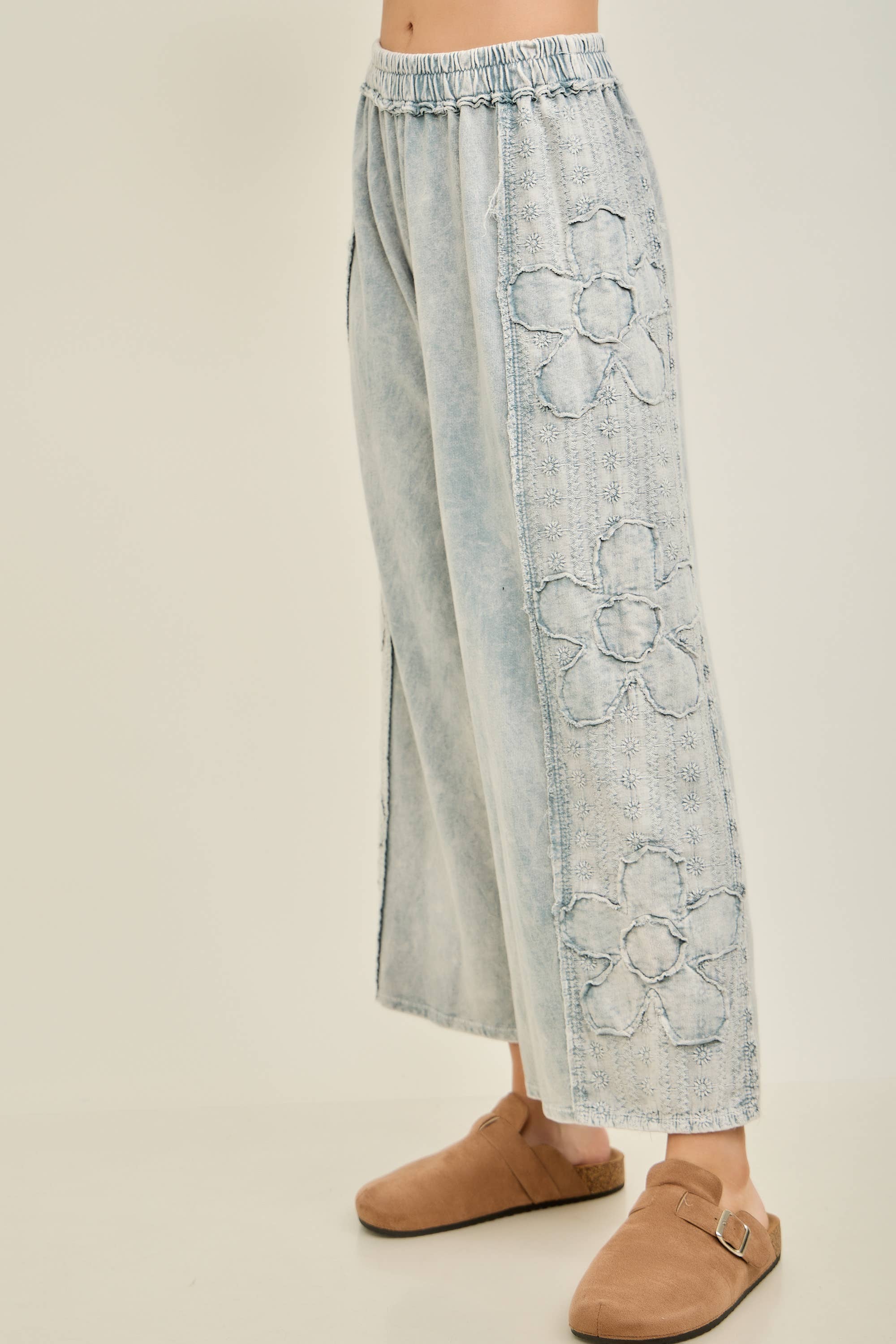 Mineral Washed Eyelet Flower patch Wide leg pants HP6459P1