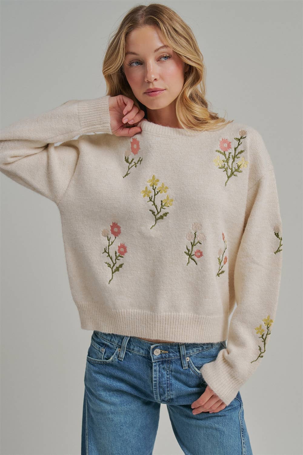 SCATTERED FLORAL EMBROIDERED SWEATER TOP_JLT00346-01