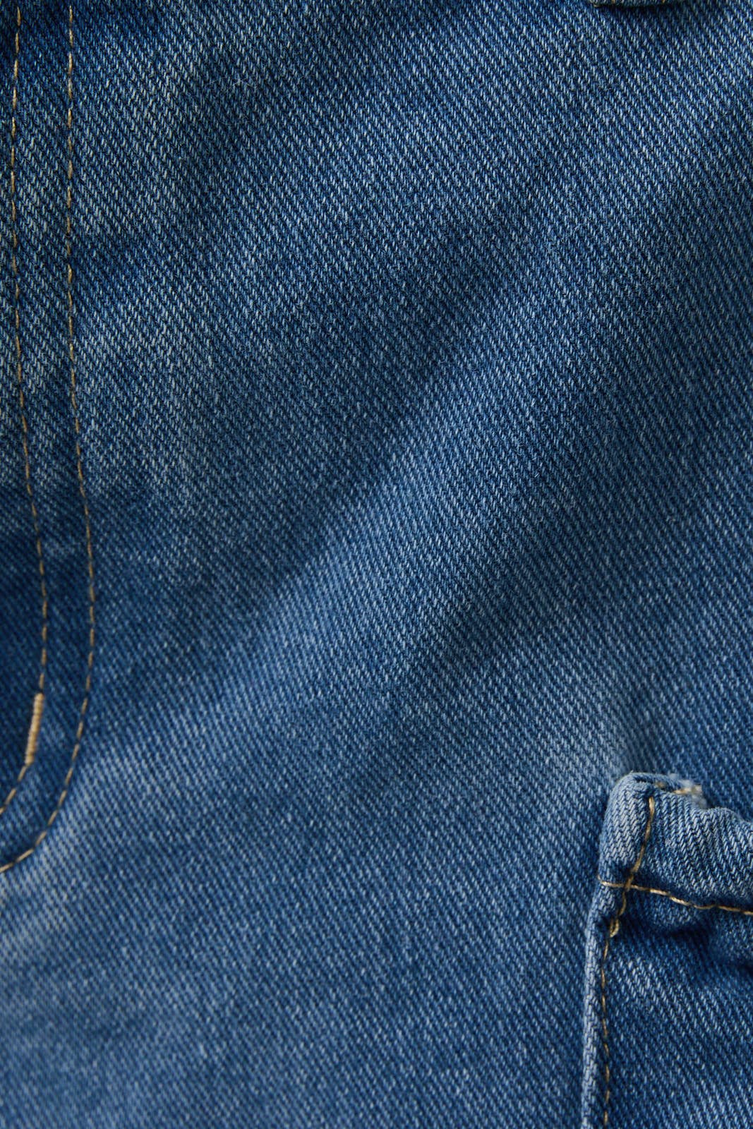 LOW-RISE POCKET DETAIL SHORTS