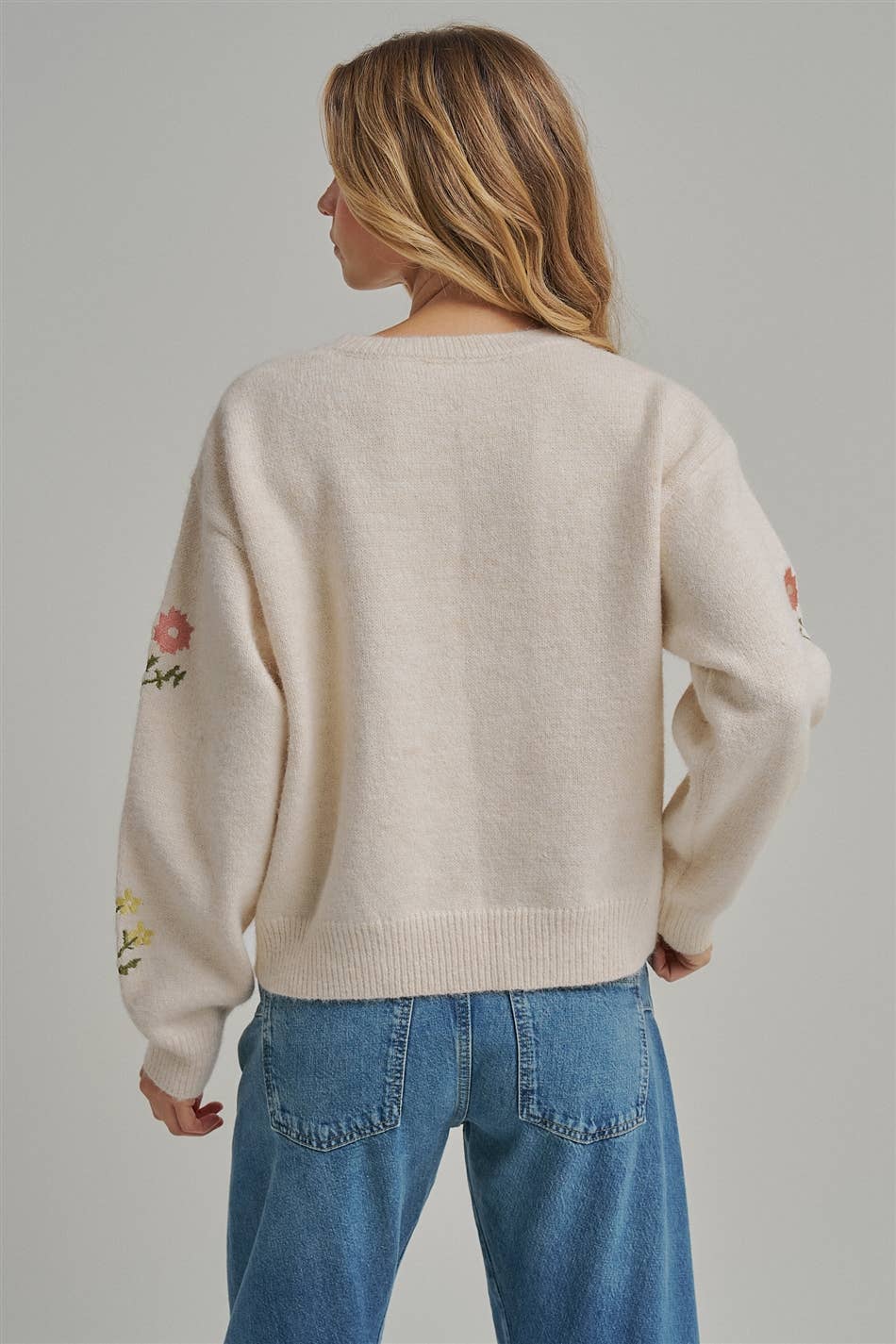 SCATTERED FLORAL EMBROIDERED SWEATER TOP_JLT00346-01