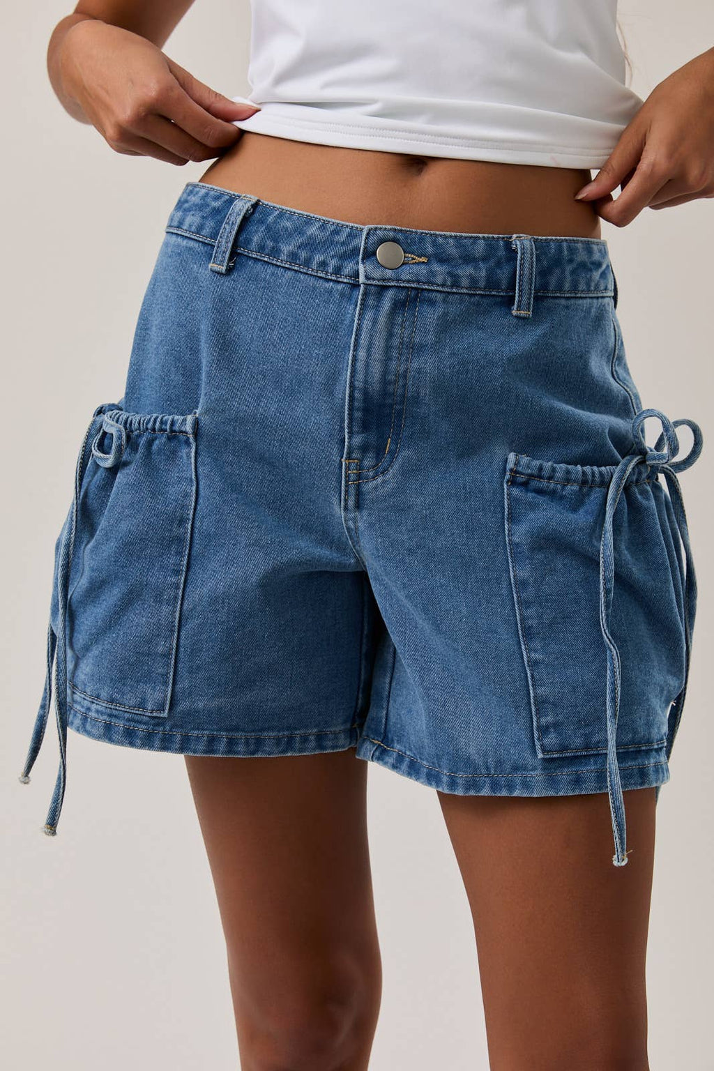 LOW-RISE POCKET DETAIL SHORTS