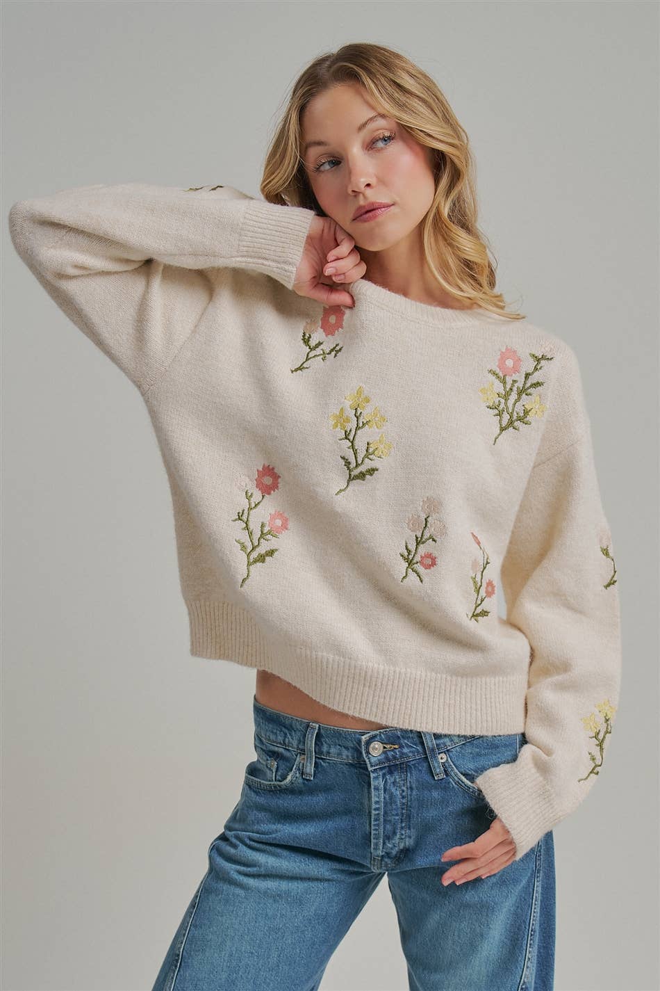 SCATTERED FLORAL EMBROIDERED SWEATER TOP_JLT00346-01