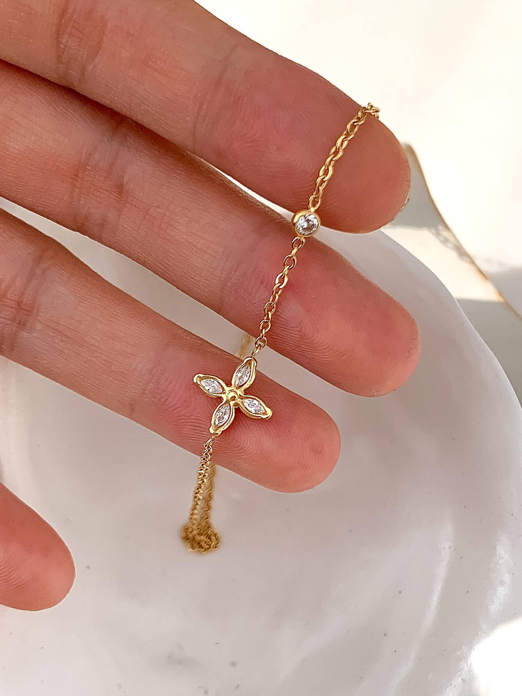 Clyra 18K Gold Non-Tarnish Dainty Flower Pendant Necklace