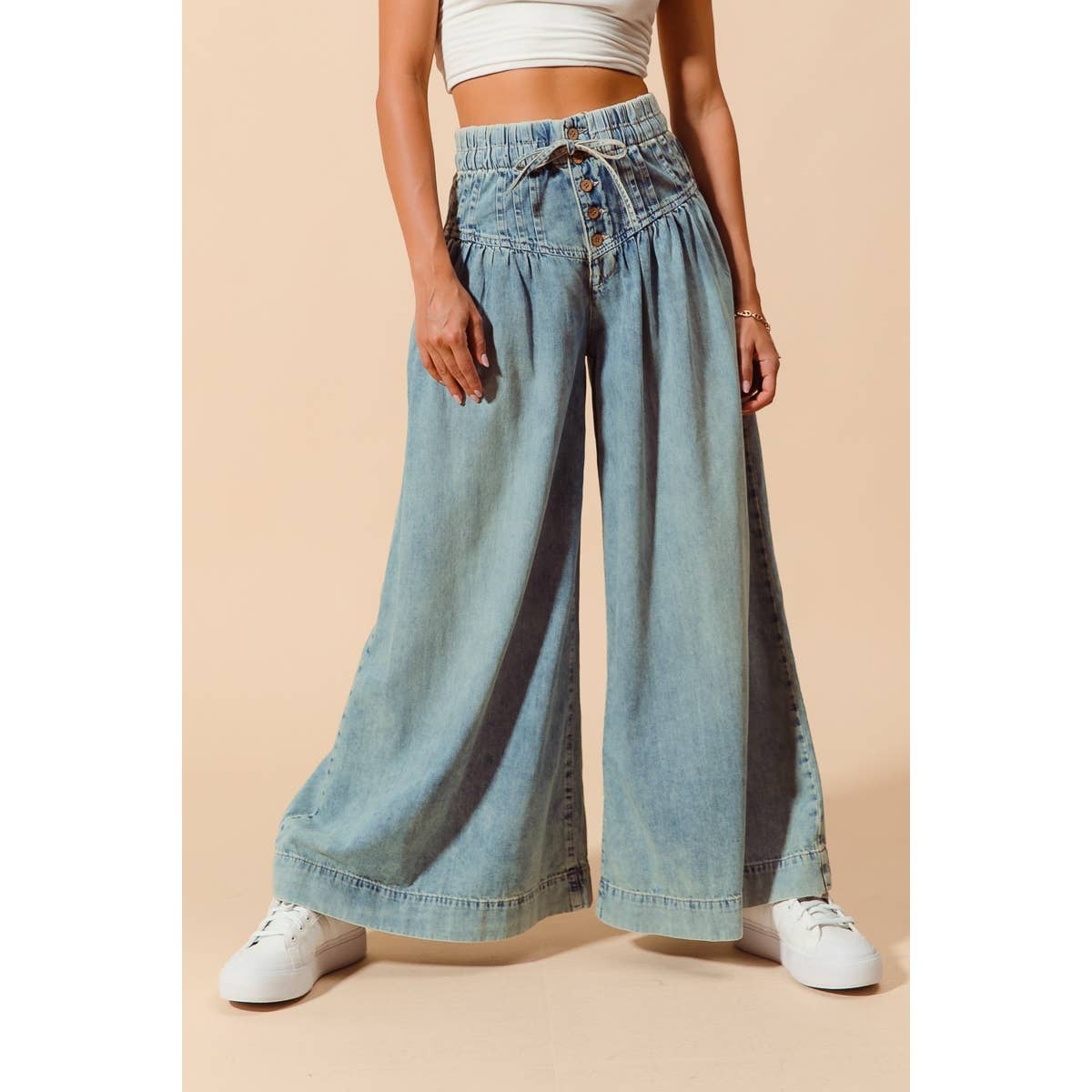 WIDE LEG JEANS WITH BUTTON CLOSURE WITH DRAWSTRING