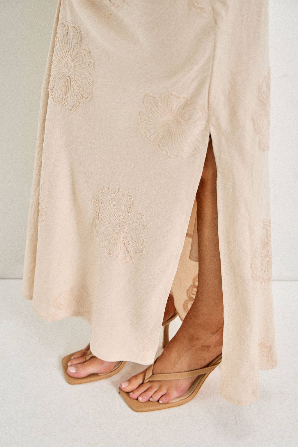FLORAL EMBROIDERY MIDI SKIRT