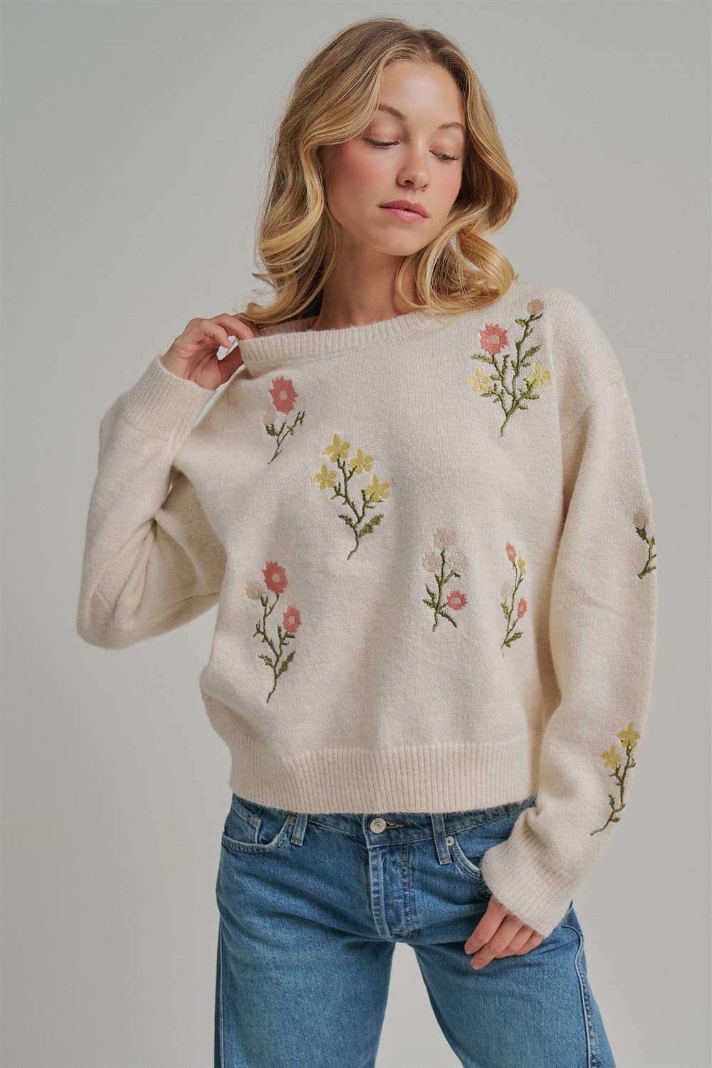 SCATTERED FLORAL EMBROIDERED SWEATER TOP_JLT00346-01